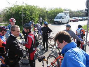 Ein bunter, frierender Haufen Bikeboarder