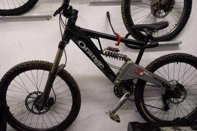 Orange Downhill bike zu verkaufen
