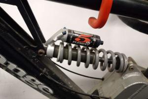Orange Downhill bike zu verkaufen