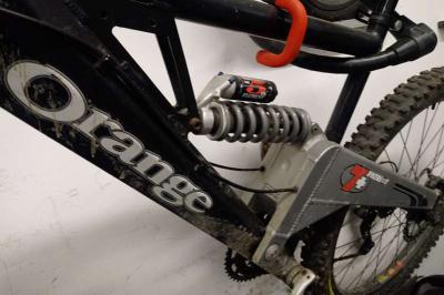Orange Downhill bike zu verkaufen