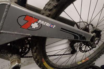 Orange Downhill bike zu verkaufen