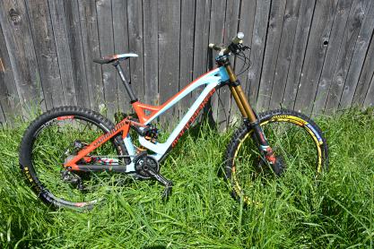 Mondraker Downhill Summum Carbon zu verkaufen