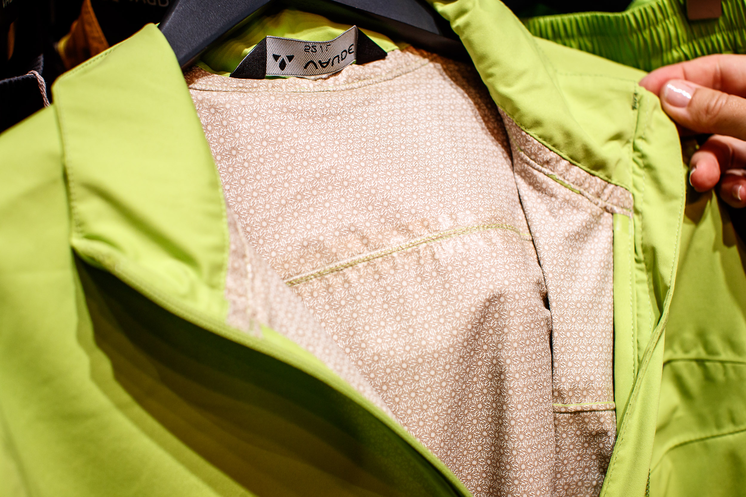 Die Men's Strone Jacket ist eine kleine, leichte, wasserdichte und atmungsaktive Regenjacke