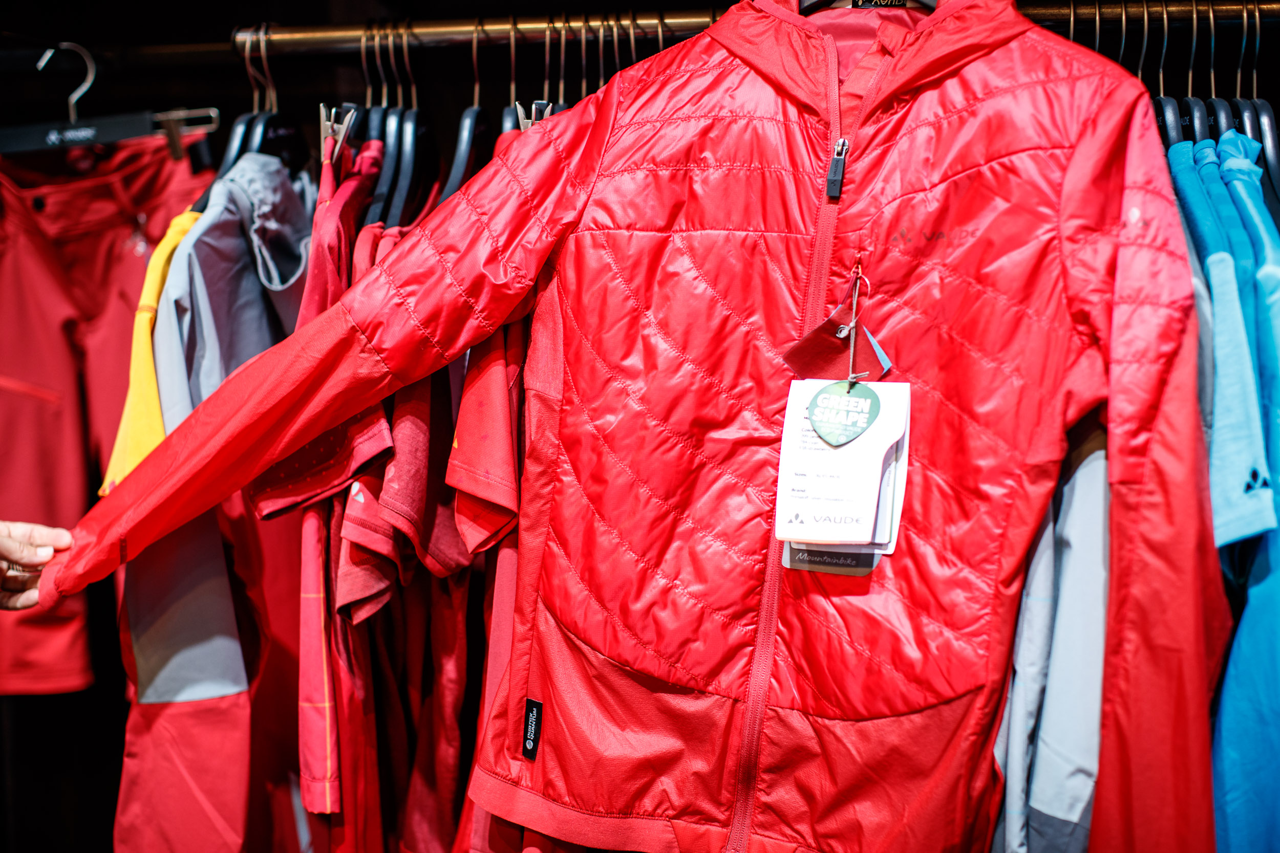 Die Moab UL Hybrid Jacke (hier in der Women-Version) ist eine superleichte Jacke mit Primaloft-Isolierung und extrem dünnem, minimalistischem Material an den ungefütterten Stellen.