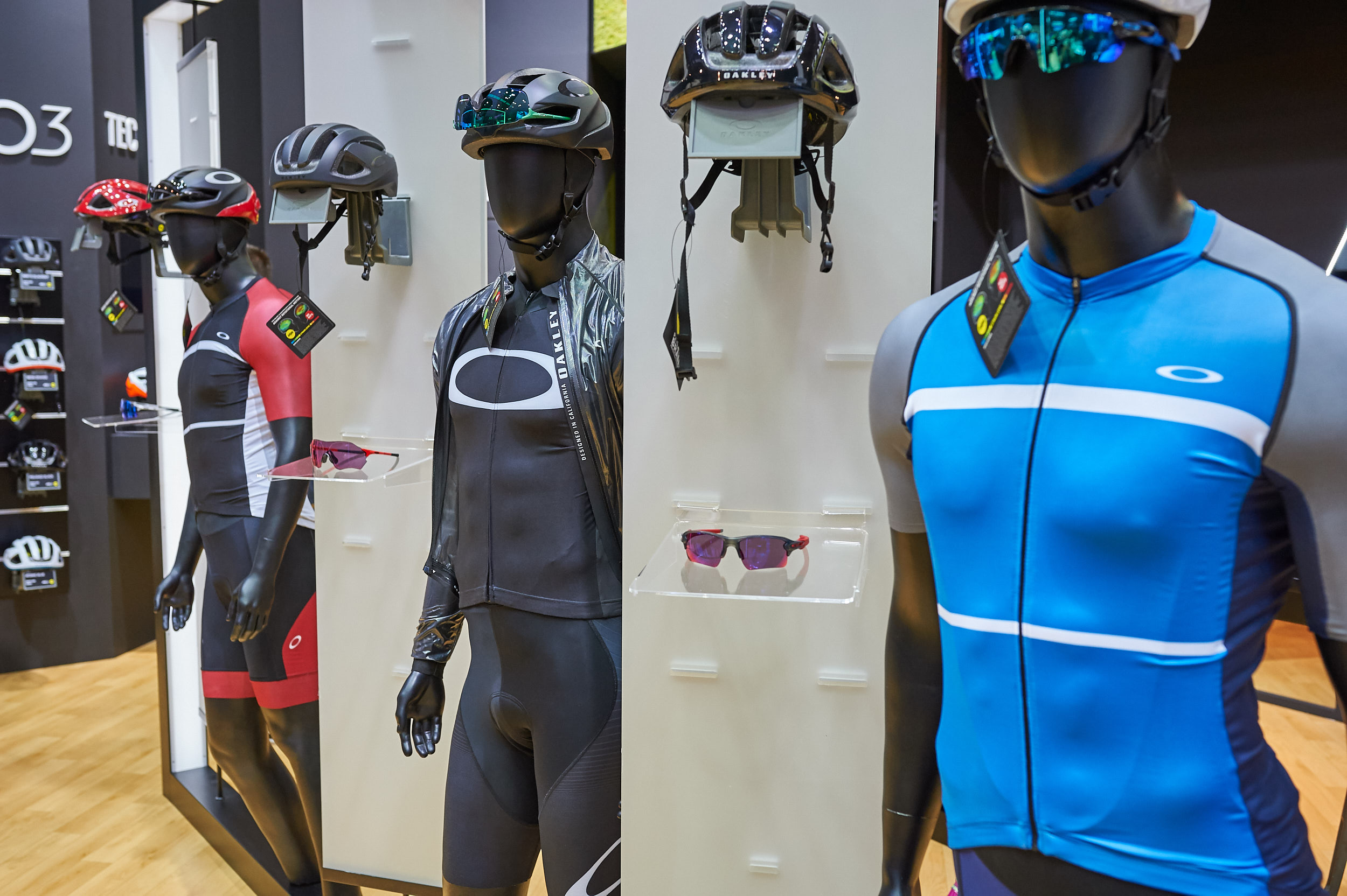 Überraschend: Oakley ergänzt das bewährte Brillenangebot für Radfahrer mit aerodynamischen Helmen und einer ebenso windschlüpfrigen Bekleidungskollektion. Mit an Bord bei der Entwicklung: Frodo (nicht der Hobbit) und BioRacer Speedwear.