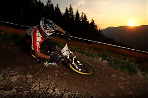 Favourit Martin Strasser im Sonnenuntergang.
Um 3.30 Uhr war jedoch Schluß aufgrund von massiven Muskelverhärtungen in den Unterarmen.