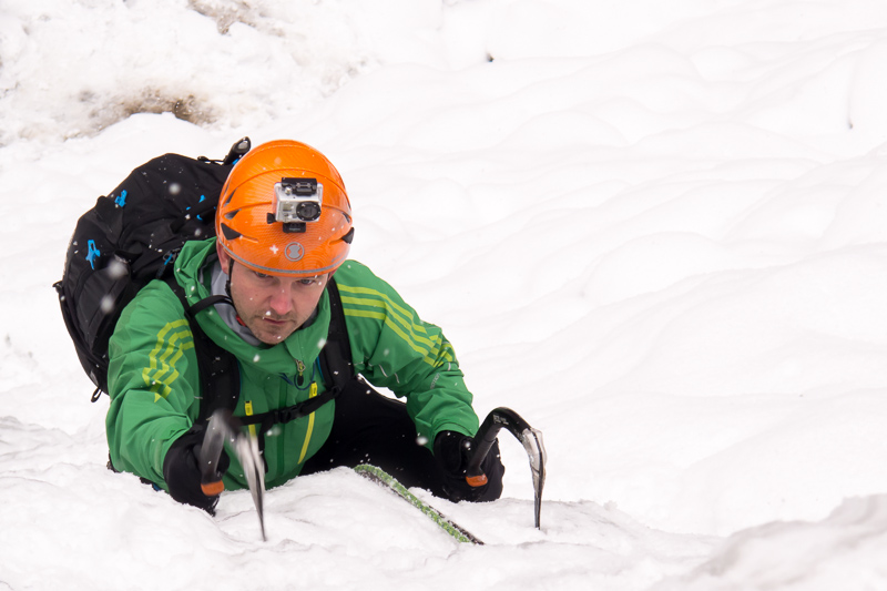 Gerhard kletter die ersten Meter im Steileis