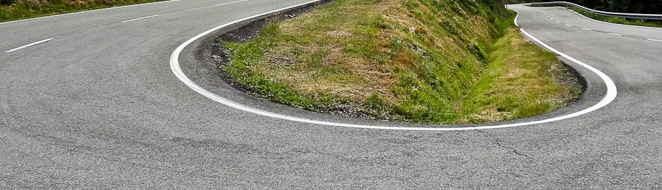 Wer lieber onroad unterwegs ist: Zur gleichen Zeit (also 29.6.-5.7.) und mit gleichen Etappenorten steigt auch die Straßen-Variante der TransPyr über 1.000 km/20.000 Hm und 48 Pässe.