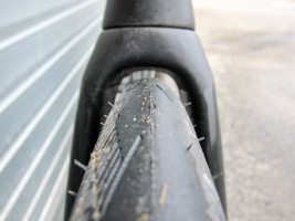 Der 28 mm breite Reifen ist bei nassen und schlechten Straßenbedingungen eine Bank.
