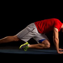 30 Sekunden Plank mit Schulterkick. Alternierend ein Bein unter dem Körper zur diagonalen Schulter bringen. Becken stabil halten und nicht aus der Achse kippen lassen.