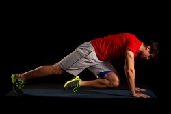 30 Sekunden Plank mit Schulterkick. Alternierend ein Bein unter dem Körper zur diagonalen Schulter bringen. Becken stabil halten und nicht aus der Achse kippen lassen.