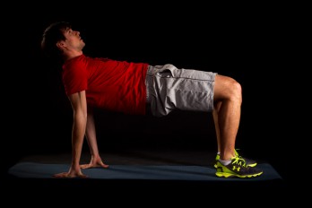 10 Sekunden Reverse Plank. Ellenbogen strecken, Gesäß anspannen. Becken, Wirbelsäule und Nacken in einer Linie.