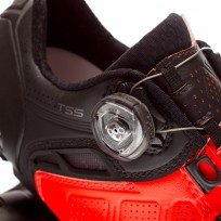 Jeder Schuh wird mit zwei BOA IP-1 Drehverschlüssen bedient.
