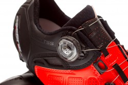 Jeder Schuh wird mit zwei BOA IP-1 Drehverschlüssen bedient.