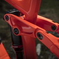 Mino Link: Per Flip-Chips an den Sitzstreben lässt sich die Geometrie an der Fullys variieren. Extra für die höheren Belastungen der kräftigen E-Bikes ...