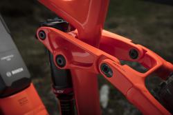 Mino Link: Per Flip-Chips an den Sitzstreben lässt sich die Geometrie an der Fullys variieren. Extra für die höheren Belastungen der kräftigen E-Bikes ...