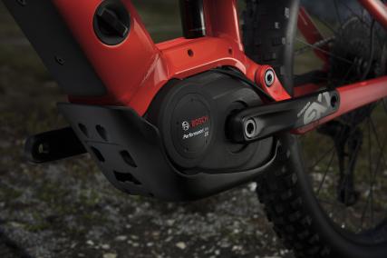 Qualitativ hochwertiger Bosch Performance CX-Motor mit mächtig Punch. Eine massive Aluplatte schützt den Motor vor Steinen und Schlägen. Die fließenden Linien an der neu gestalteten Motoraufnahme fügen sich perfekt ins moderne Gesamtbild.
