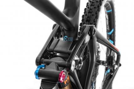 Der Rocker am neuen Foxy besteht aus einer neuartigen, dreiteiligen Konstruktion. Ein Mittelsteg aus Carbon soll dabei etwas kontrollierten Flex bieten, Vibrationen minimieren und gegenüber einer reinen Aluminium-Konstruktion obendrein Gewicht sparen.