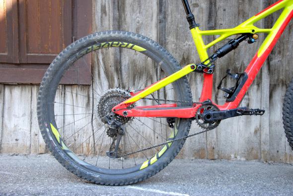 Am S-Works arbeitet ein Öhlins STX 22 im FSR Hinterbau. Vom Vorgänger übernommen: das charakteristische "X" im Rahmen.