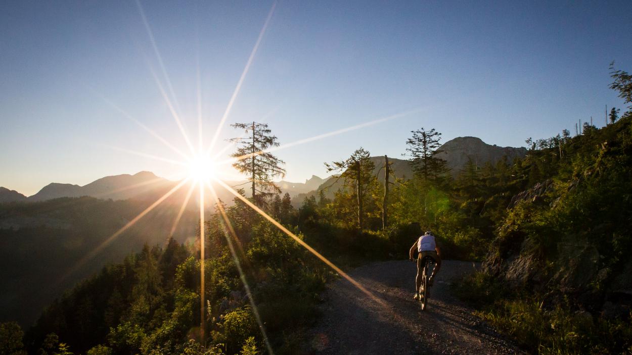 Doch nichts geht über den Moment, wenn die Biker zum ersten Mal die Sonne sehen (Foto: Raschberg 2015)
