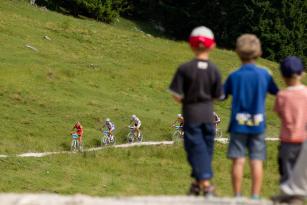 Kinder, die vielleicht am nächsten Tag selbst zum Rennen antreten (Foto: Hütteneckalm 2010)