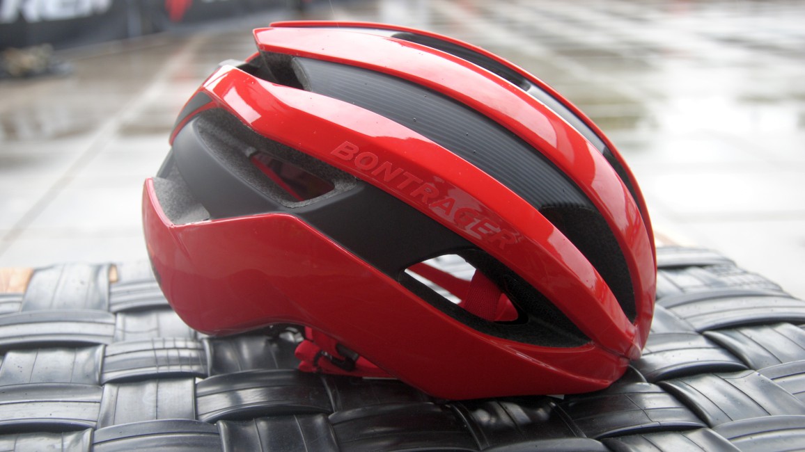 Der Velocis verkörpert das Topmodell aus dem Hause Bontrager. Neben MIPS - jetzt auch in transparenter Ausführung - und den 37.5 Fit Pads bietet er ein gut anpassbares Boa-Verschlusssystem. Sein ausgeklügeltes Belüftungssystem leitet die Hitze vom Kopf, Sunglass-Ports halten die Brille fest im Griff, trägt man sie einmal nicht im Gesicht. Im (hoffentlich nicht eintreffenden) Fall eines Sturzes bietet Bontrager innerhalb eines Jahres ab Kauf ein freies Crash-Replacement. In Small, Medium und Large (245 bis 300 g) und vier Farben für € 199,99.