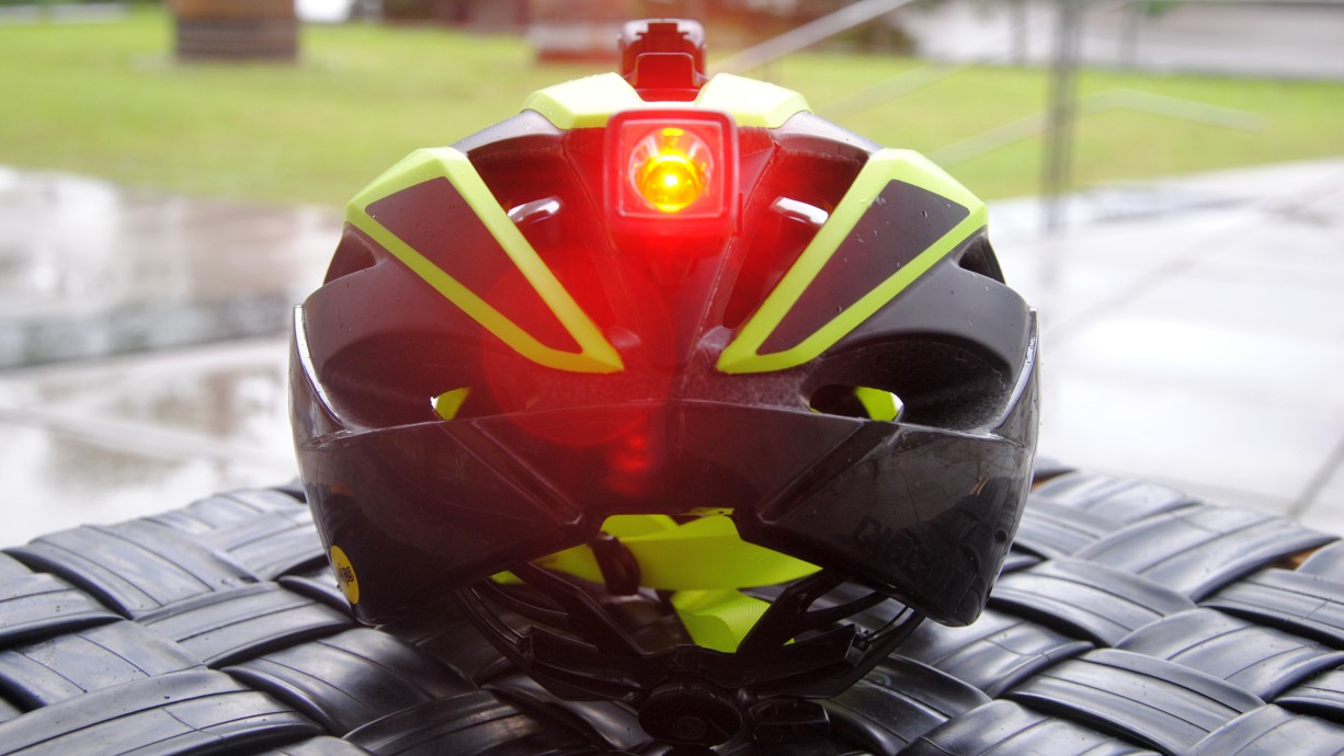 Sehen ist wichtig, gesehen werden aber mindestens ebenso. Da springt Bontrager mit seiner Visibility-Kampagne bestehend aus Bekleidung, Schuhen, Helmen und (Tag-)Fahrlichtern in die Bresche. Der neue Circuit zielt ebenfalls in selbige Ecke. Neben MIPS, Boa-Verschluss, In-Mold Konstruktion mit vergrößerten Ventilationsöffnungen und antibakteriellen Pads verfügt er auch über Bendr Montageaufnahmen. Damit lässt sich auf dem Helm sowohl an der Stirn als auch im Hinterkopfbereich beispielsweise Ion 100 R und Flare R Beleuchtung montieren. Wie alle Helme von Bontrager ist auch der Circuit vom einjährigen Crash-Replacement gedeckt. In fünf Farben und drei Größen für € 139,99 (ohne Lampen).