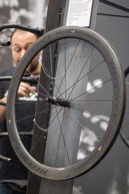 Auch für&#39;s Rennrad oder Cyclocross gibt es Kohlefaser en masse: Das WCS Apex 50 besticht mit seinen WCS Phantom Flange Naben und breitem Einsatzbereich.