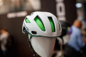und das Rennrad-Pendant, der Pro SL Helm, ebenfalls mit Koroyd-Technologie