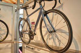 Das neue Damenrad Roubaix 1.1 W besitzt eine angepasste Geometrie, einen sehr leichten Alurahmen, startet bei Rahmengröße 44 und kostet ebenfalls € 1.799,- (7,99 kg)