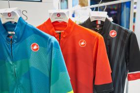 Die farbenfrohen Flusso Jerseys entsprechen in technischer Hinsicht dem Podio Doppio Jersey FZ.