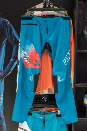 Ganz neu im Programm ist die lange DBX 4.0 Pants Downhill-Hose aus wasserabweisendem Material.