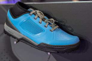 Passend zu den Flat-Pedalen ist eine Reihe an neuen Flat-Pedal-Schuhen der GR-Serie (hier der GR7) mit synthetischem Oberflächenmaterial erhältlich.