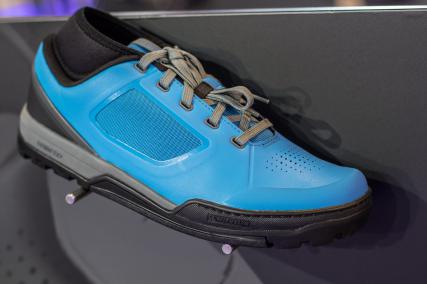 Passend zu den Flat-Pedalen ist eine Reihe an neuen Flat-Pedal-Schuhen der GR-Serie (hier der GR7) mit synthetischem Oberflächenmaterial erhältlich.