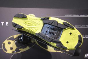 Steife HMX Sohle und auffällige Farbgebung: matt black/gloss neon yellow.