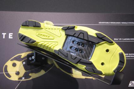 Steife HMX Sohle und auffällige Farbgebung: matt black/gloss neon yellow.