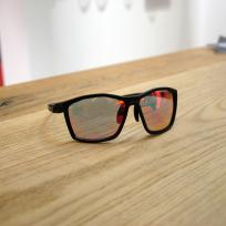 Komplett neu ist für 2018 auch die Twist Five - in diesem Fall in QVM+ Ausführung. Die Vollrahmen Brille lässt sich dank dreifach verstellbarer Bügel und frei formbarer Nasenpads ans Gesicht anpassen. Das verspiegelte Glas ist polarisiert, und photochromatisch..