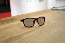 Komplett neu ist für 2018 auch die Twist Five - in diesem Fall in QVM+ Ausführung. Die Vollrahmen Brille lässt sich dank dreifach verstellbarer Bügel und frei formbarer Nasenpads ans Gesicht anpassen. Das verspiegelte Glas ist polarisiert, und photochromatisch..