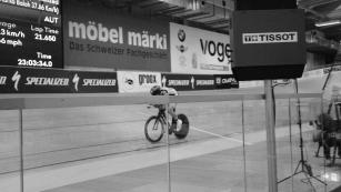 Mit Überqueren der weißen Linie hinter ihm löst Strasser nach 23:02:34 Marko Baloh als Weltrekordhalter ab! Er fährt weiter, bis seine 24 Stunden auslaufen...