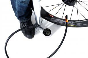 Eine gewöhnliche Standpumpe genügt, um die Reifenwulst satt und deutlich hörbar zu setzen.