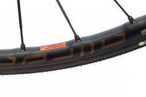 Felge: Die maximale Druckangabe von 4,5 Bar bezieht sich auf Reifen von Drittherstellern.