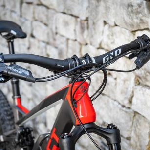 Kräftige 4-Kolbenbremsen, hier am Topmodell Sram Code R, sonst Shimano und Magura Pendants