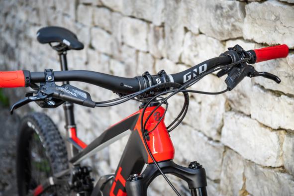 Kräftige 4-Kolbenbremsen, hier am Topmodell Sram Code R, sonst Shimano und Magura Pendants