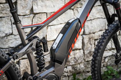 Alle Modelle kommen mit Shimano Steps E8000 Antrieb, semi-integriertem 504 Wh Akku und Stahlfederdämpfern.