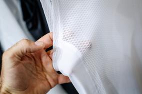 Das Mesh Unterhemd ist ideal als erste Schicht auf der Haut und eignet sich für warme bis milde Bedingungen.