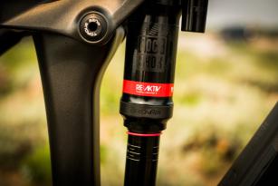 RE:aktiv Dämpfer von Rockshox finden sich an allen Modellen, 9.9 und 9.8 inklusive Thru-Shaft Technologie.