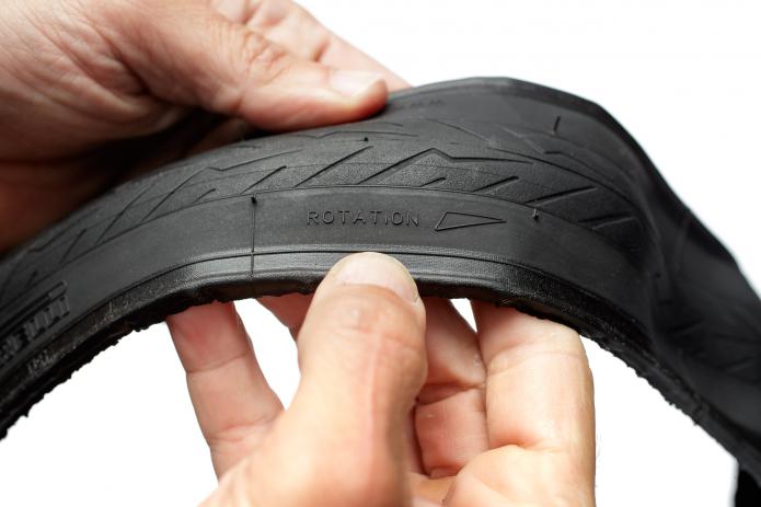 Beim Reifen unbedingt die Laufrichtung beachten, denn ein Fehler hat klebrige Folgen.