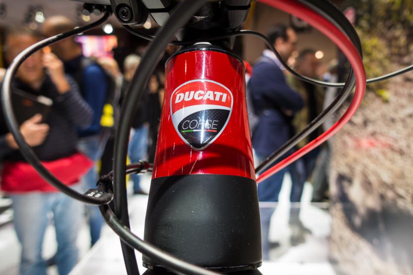 #5 Das Steuerrohr trägt vorne stolz das Ducati Corse Logo