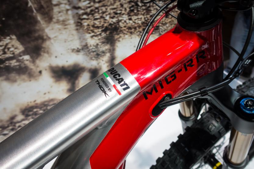 #4 "Powered by Thok": Ducati macht keinen Hehl daraus, von wem das Know-How stammt.