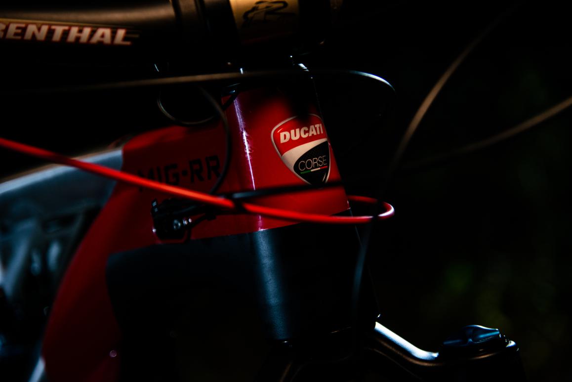 Das Steuerrohr trägt stolz das Ducati Corse Logo